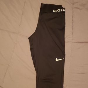 Cropped Nike Pro Leggings